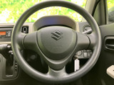 握りやすい形状のステアリングは、運転時の操作性を高めています。スポーク部分のデザインも、車内全体の雰囲気に調和していますね。