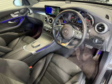 メルセデスのシートは、少し硬めに出来ておりますので、長時間の運転でも疲れにくく、安全にドライビングをお楽しみ頂けます