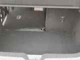 大きな荷物を積みたい時、奥行きが必要な時は、リヤシートを倒してお使い頂くとフラットな奥行きが広がり、とても使い勝手が良いです!