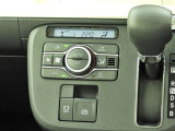 オートエアコンを装備しておりますので、四季を通じて車内を快適な温度に保つことが出来ます!高級感が有りますね!