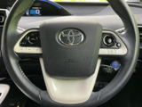 握りやすいステアリングは、運転操作をスムーズに。オーディオやハンズフリー通話の操作も、手元で簡単に行えます。