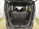 開口部も広く荷物の積み下ろしもしやすいお車となっております。シートの背もたれは5:5の割合で分割して可倒できるので、長いお荷物などを載せることもできます。