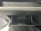 ちょっとしたところは収納ボックスにもなっています。車内はサイズも決まっているので、収納が少ないと思っているアナタ!ご安心ください。さまざまなところに収納が隠れているんです♪