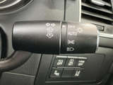 雨天時でもクリアな視界を確保できるワイパーレバー。操作も簡単で、運転に集中できます。安全運転をサポートする機能です。