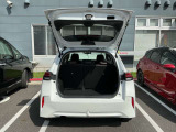 バックドアは大きく開きます。定員乗車時でも十分広いラゲッジスペースを確保しています