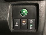 Hondaセンシング用の、VSA(ABS+TCS+横滑り抑制)解除と路外逸脱抑制機能のオンオフスイッチなどはハンドルの右側に装備しています。燃費に役立つECONボタンもここです。