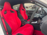 【専用スポーツシート】ホールド性に優れ、カーブ時の体が流れを抑制してくれます。また、体にフィットするから腰や背中が疲れにくく、ロングドライブや高速走行でも快適にお過ごしいただけます♪