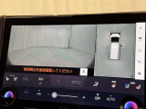 パノラミックビューモニターを装備。駐車場や交差点でクルマを真上から見るように周囲を確認できます。機能の詳細は販売店スタッフまでおたずねください。