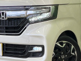【LEDヘッドライト】悪天候や夜間走行時も良好な視界を確保し安心して運転できる高輝度LEDヘッドライトを装備!点灯速度が早く、消費電力も抑えられています。