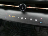車内を年中快適に保ってくれるタッチパネル式オートエアコン。