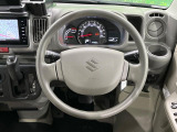 インテリアに合わせたデザインのステアリングは、運転される方のことも考え、運転しやすい形状、大きさです。是非一度、実際に触ってお確かめください。