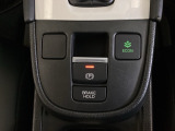 セレクトレバーの下に電子制御パーキングブレーキがあります。スイッチひとつで、停車した地点の傾斜などをシステムが検知・判断してブレーキ力を自動的に最適制御し、しっかり停車できるパーキングシステムです。