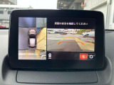 360度ビューカメラを搭載。4方の小型カメラの映像を処理し、車両真上からの映像に変換しています。