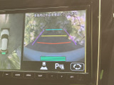 後方確認をサポートするモニター画面。駐車時の安全性向上に貢献します。ガイドライン表示で、より正確な駐車操作が可能です。