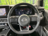 インテリアに合わせたデザインのステアリングは、運転される方のことも考え、運転しやすい形状、大きさです。是非一度、実際に触ってお確かめください。