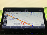 分かりやすい地図表示で、目的地までスムーズに案内してくれます。渋滞情報も確認でき、効率的なルート選択も可能です。長距離運転も安心。