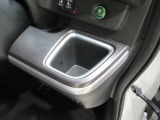 運転席右側のドリンクホルダーです。