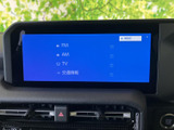 様々な情報を表示できる多機能モニター。車両情報や設定変更など、運転に必要な情報を一目で確認できます。利便性を高める装備です。