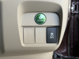 燃費を抑えるECON、横滑りを防ぐVSA等のスイッチ類は、運転席の右側、手の届きやすい位置にあります。