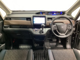車内は光触媒抗菌消臭施工済です。インパネ周りはスタイリッシュなデザインです。グローブボックスやカップホルダーのほかにトレーなどたくさんの収納スペースが付いています。