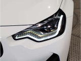 【LEDヘッドライト】先進のLEDテクノロジーを採用。放射される白色光の周波特性は太陽光に近く、バイキセノン・ヘッドライトを上回るコントラストで更に明るく輝きます!