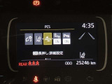 【プリクラッシュセーフティ】先行車と衝突の可能性が高まった時に、警報ブザーで知らせたり、さらにブレーキが自動でかかり、衝突回避を支援します。