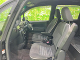 運転しやすい視界と、操作しやすい配置が特徴です。ステアリングやペダルの位置も、自然な姿勢で運転できるよう設計されています。快適なドライビングをサポートします。