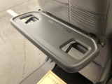 前席背面には格納式のテーブルも装備。食事やスマホ・タブレットでの動画視聴など様々な用途で活躍します。サイドにはちょっとした荷物がかけれて便利なコンビニフック付きです。