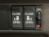【両側パワースライドドア】両側がパワースライドドアになっており、運転席のスイッチやスマートキーでも開閉が可能です!開口部も広いので乗り降りも楽々♪