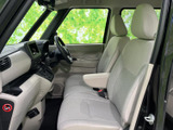 運転しやすいように配置された操作系。視認性も高く、安全運転をサポートします。落ち着いた空間で運転に集中できます。