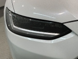 LEDヘッドライトは、点灯の瞬間から最大光量を発揮し、突然暗くなるトンネルなどでの安定感を高めます。