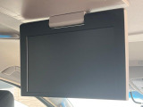 【フリップダウンモニター】大画面モニターで後席でもエンタメをお楽しみいただけます。小さなお子様にも大人気の装備です♪