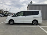 流麗なサイドシルエットが美しい一台。車体のラインが優雅さを演出し、都会的な印象を与えてくれます。