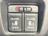 【両側パワースライドドア】スマートキーや運転席のスイッチで後席両側スライドドアの開閉が可能♪電動だから力を入れてドアを開ける必要が無く、小さなお子様でも簡単に開け閉めでき快適です♪