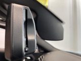 自動防眩機能を備えたルームミラー。ETC車載器を搭載しておりスタイリッシュかつ機能性を兼ね備えております。