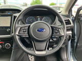 握りやすいステアリングは、運転の楽しさを向上させます。操作性にも優れ、スムーズなハンドリングを実現。