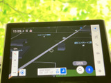 目的地設定も簡単、スムーズなカーナビゲーションがドライブをサポート。道に迷う心配なく、快適な移動を実現します。詳細な地図表示で安心です。
