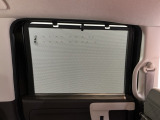 後席には、日射しのさしこみをやわらげてくれるサンシェードが付いています。