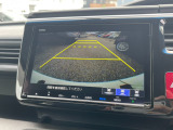 【バックカメラ】運転が苦手な方も車庫入れラクラク。ギアをリバースに入れれば自動的に切り換わりますので、面倒な操作は不要です。狭い駐車場も大切なお車を傷つけず安心です。