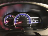 昼間でも見やすいオプティトロンメーターです。運転席前に配置し、フードを低く抑えることで運転中の視界の邪魔にならないので、視界も良好です!