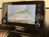 車庫入れなど後進運転時に死角をモニターで確認ができて安全です♪ ステアリング操作の参考になるガイド線も表示しますので車庫入れがニガテな方も安心ですネ!