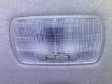 【フロントルームランプ】ドアを開けた瞬間にパッと明るくなる。それだけでシートベルトの装着もスムーズになるし、忘れ物も防げる。夜のドライブ準備を陰で支えてくれる、実力派のライトです。