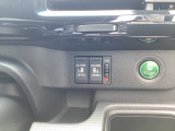 【両側パワースライドドア】両側がパワースライドドアになっており、運転席のスイッチやスマートキーのボタンからでも開閉が可能です!狭い駐車場でのお子様の乗り降りに便利です