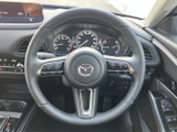 握りやすいステアリングは、運転操作を快適にします。オーディオやハンズフリー通話などの操作も可能で、運転に集中できます。