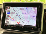 見やすい地図表示で、目的地までスムーズに導航。初めての道でも安心です。詳細な情報で、ドライブをサポートします。