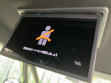 【フリップダウンモニター】大画面モニターで後席でもエンタメをお楽しみいただけます。小さなお子様にも大人気の装備です♪