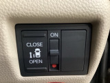 左側電動スライドドアは運転席からでも操作ができるように、ハンドル付近に開閉の操作スイッチが付いています。