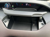 運転席アッパーボックス★USB電源ソケットが中にございます♪