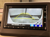 リバースギアに入れるだけで後方の表示へ切り替わります。夜間や雨の日の駐車も楽になりますよ。