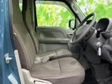 運転席からの視界は広く、運転操作もスムーズに行えます。シンプルで機能的な空間は、快適なドライブをサポートします。